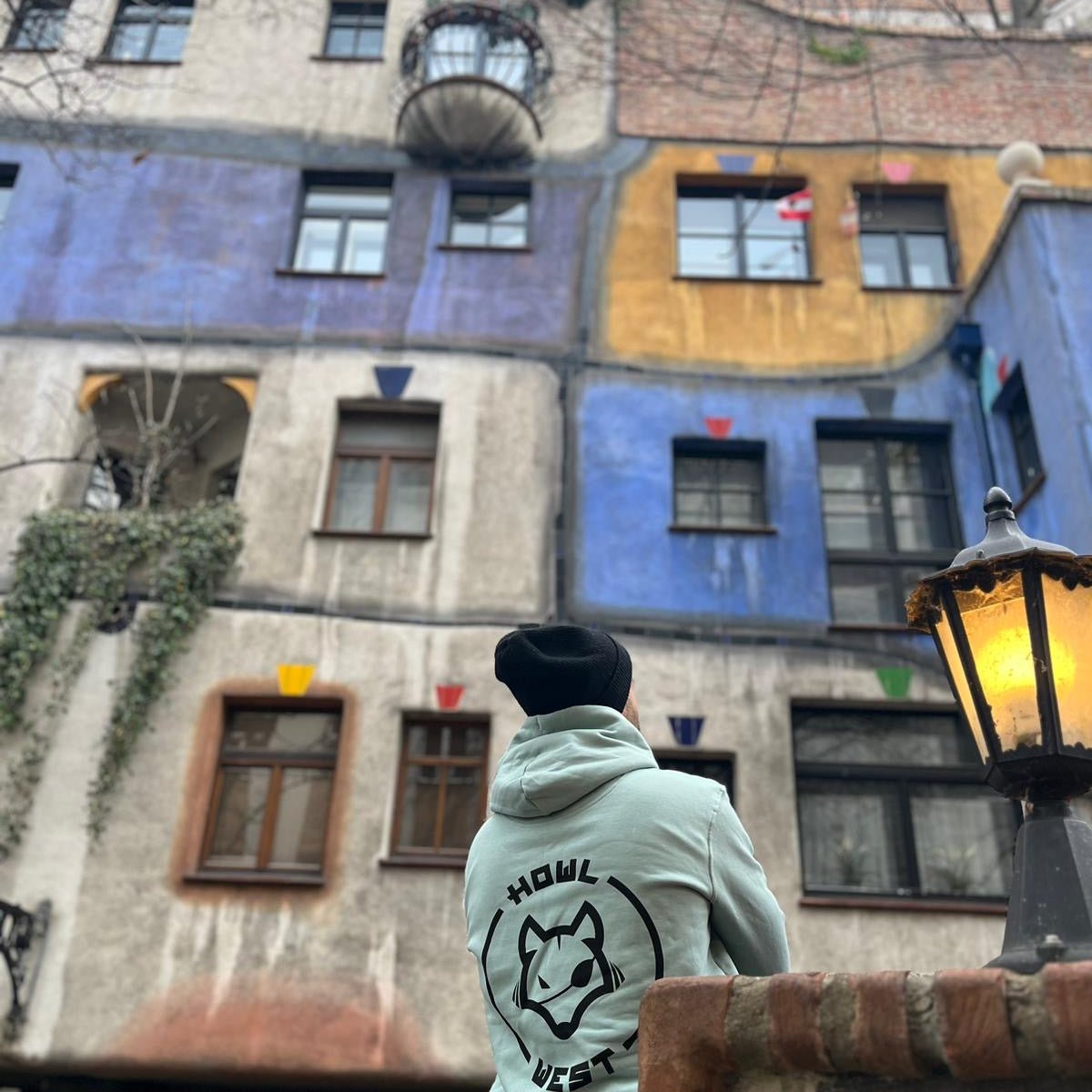 Hoodie Bordado y Espalda Luna - Howl West