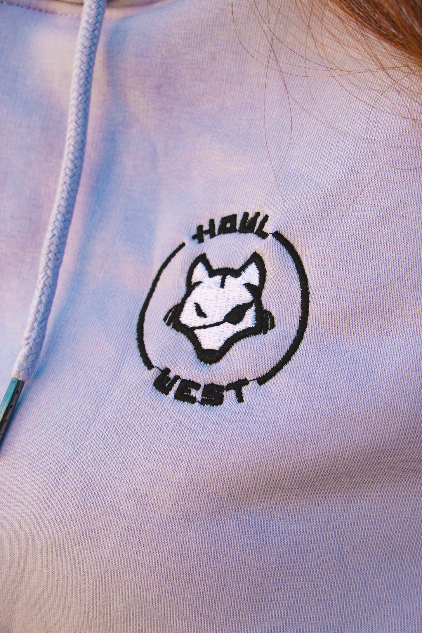 Hoodie Bordado y Espalda Luna - Howl West