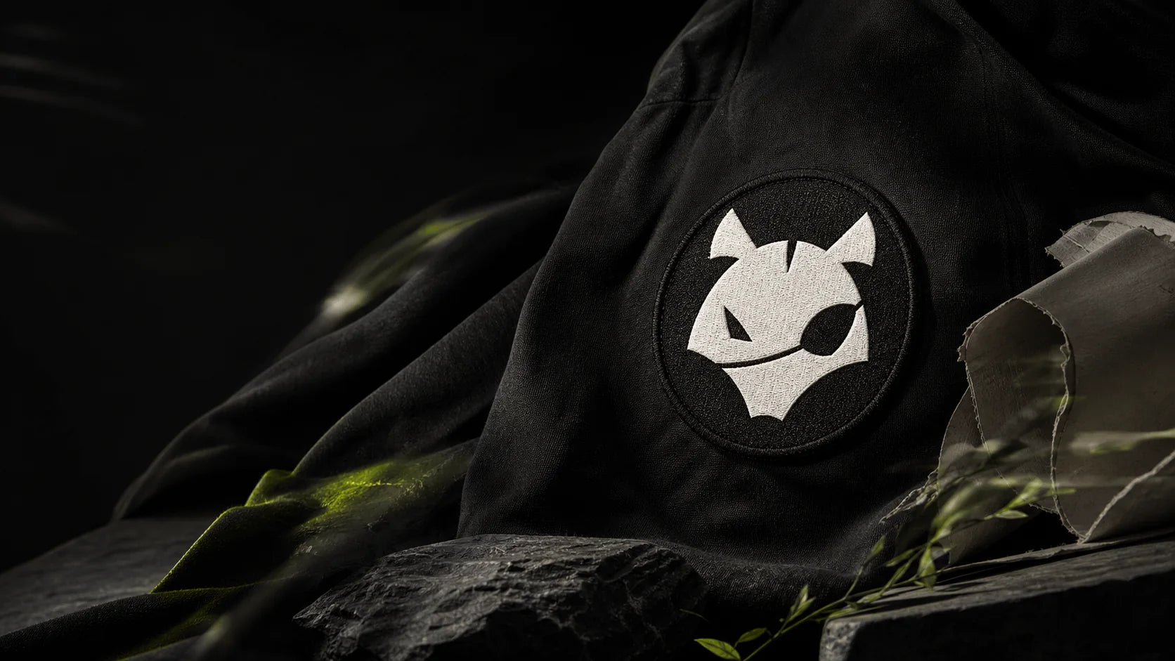 Insignia del lobo Howl West bordada sobre algodón orgánico