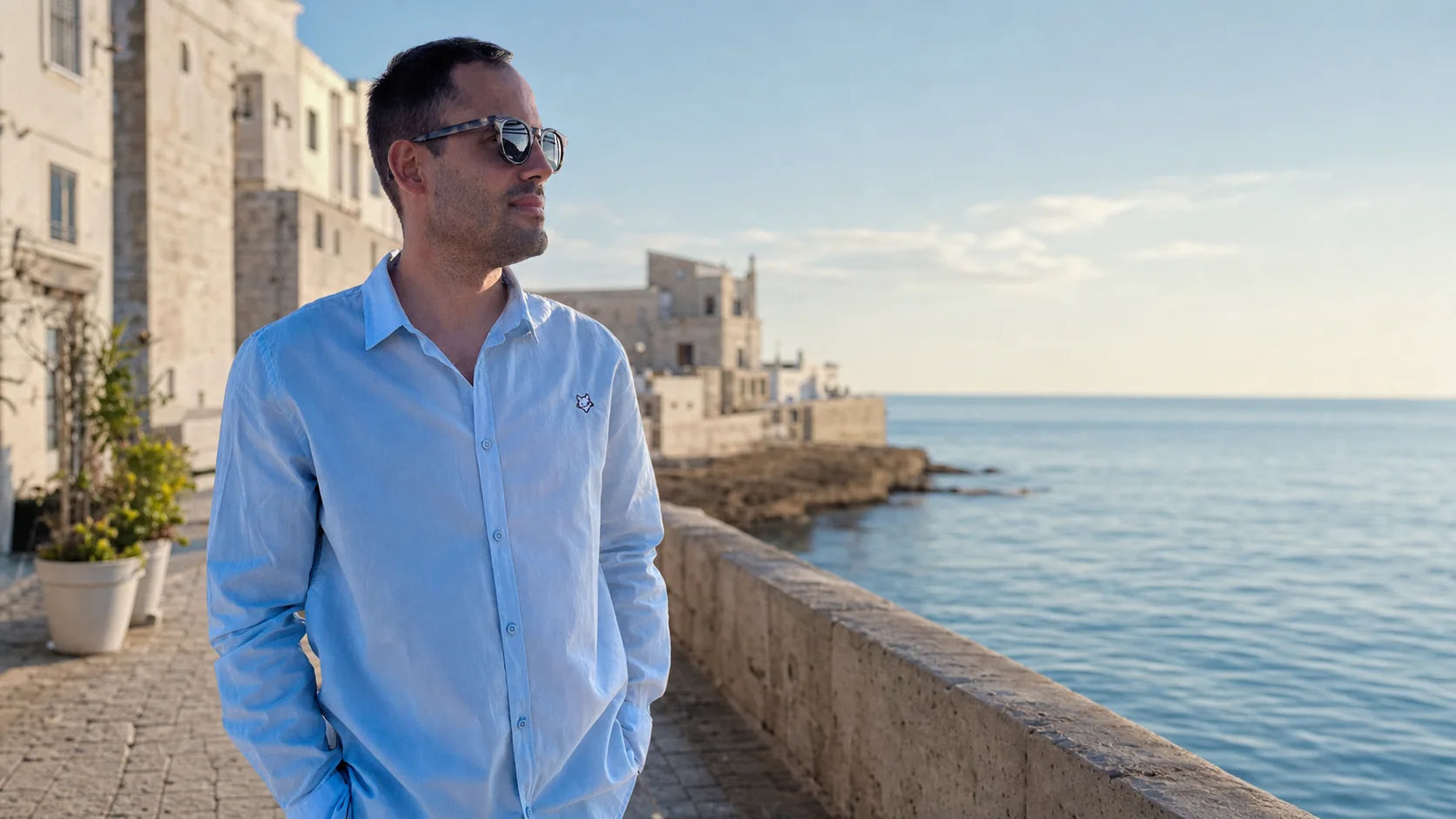 Hombre con camisa de lino Howl West junto al Mediterráneo