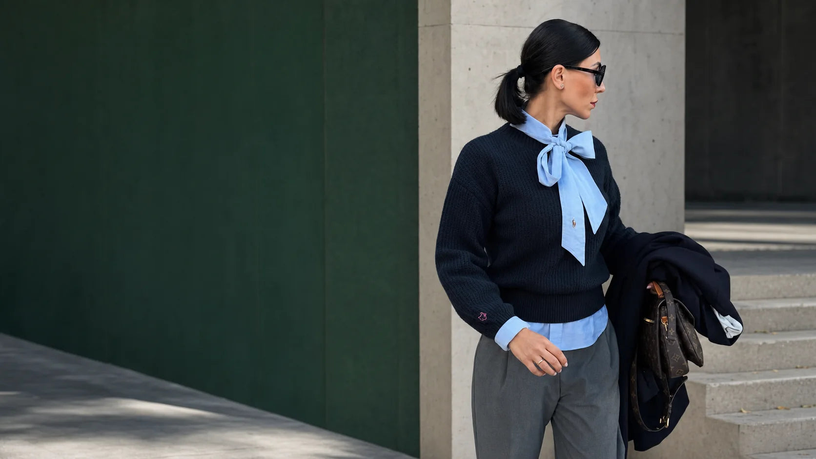 Mujer con una prenda Howl West en un entorno urbano