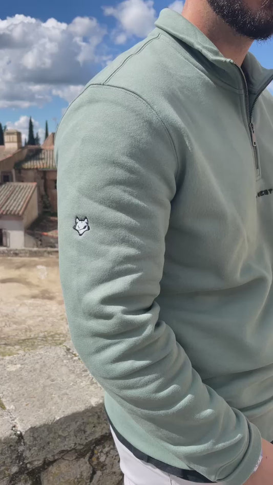 Sudadera ecorresponsable de cuello alto con cremallera bordado en hombro